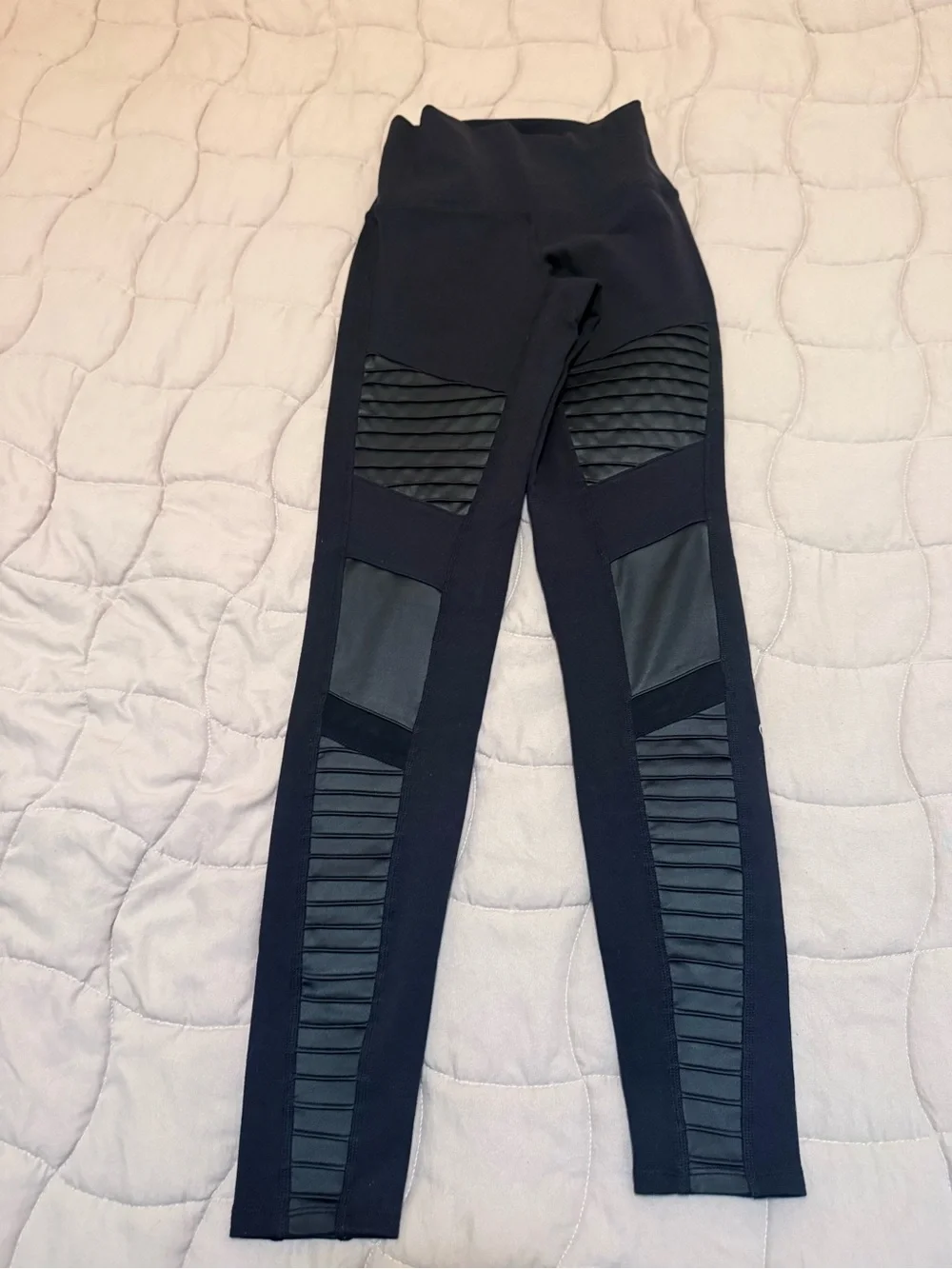 ALO Yoga Black Performance Leggings with Subtle Logo